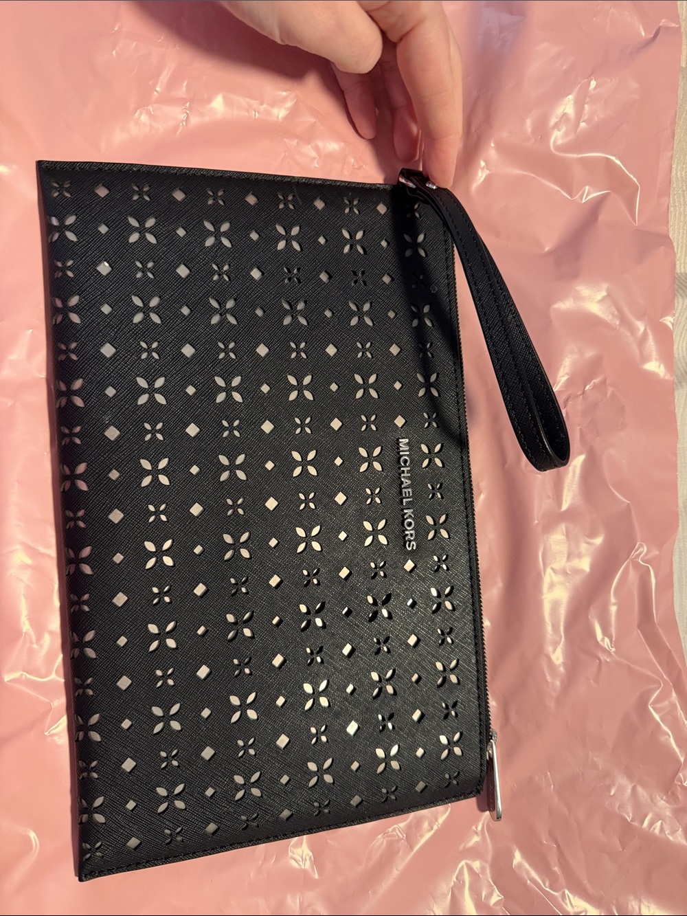 Michael Kors Black Laser-Cut Floral Wristlet Clutch jet set large - Picture 5 of 9